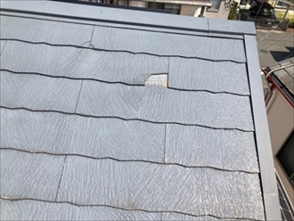 昭島市玉川町にて塗装された屋根の点検、ノンアスベストのスレートの塗装はお勧めできません